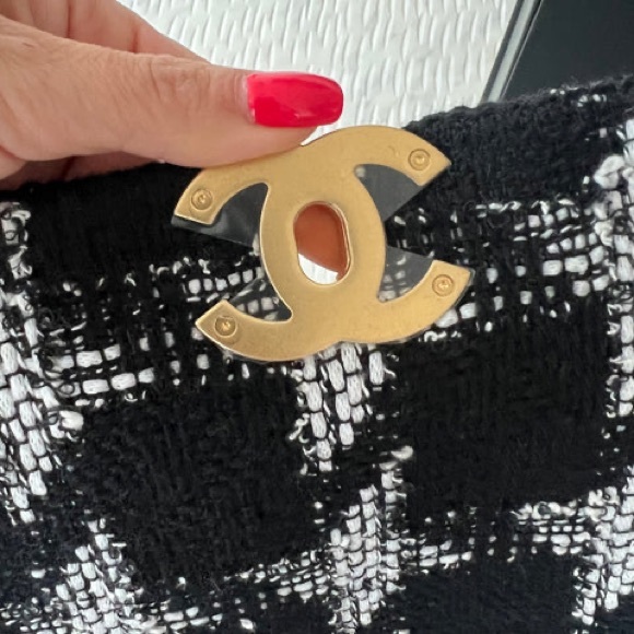 CHANEL 19 BAG (AUTHENTIC) - Picture 4 of 12